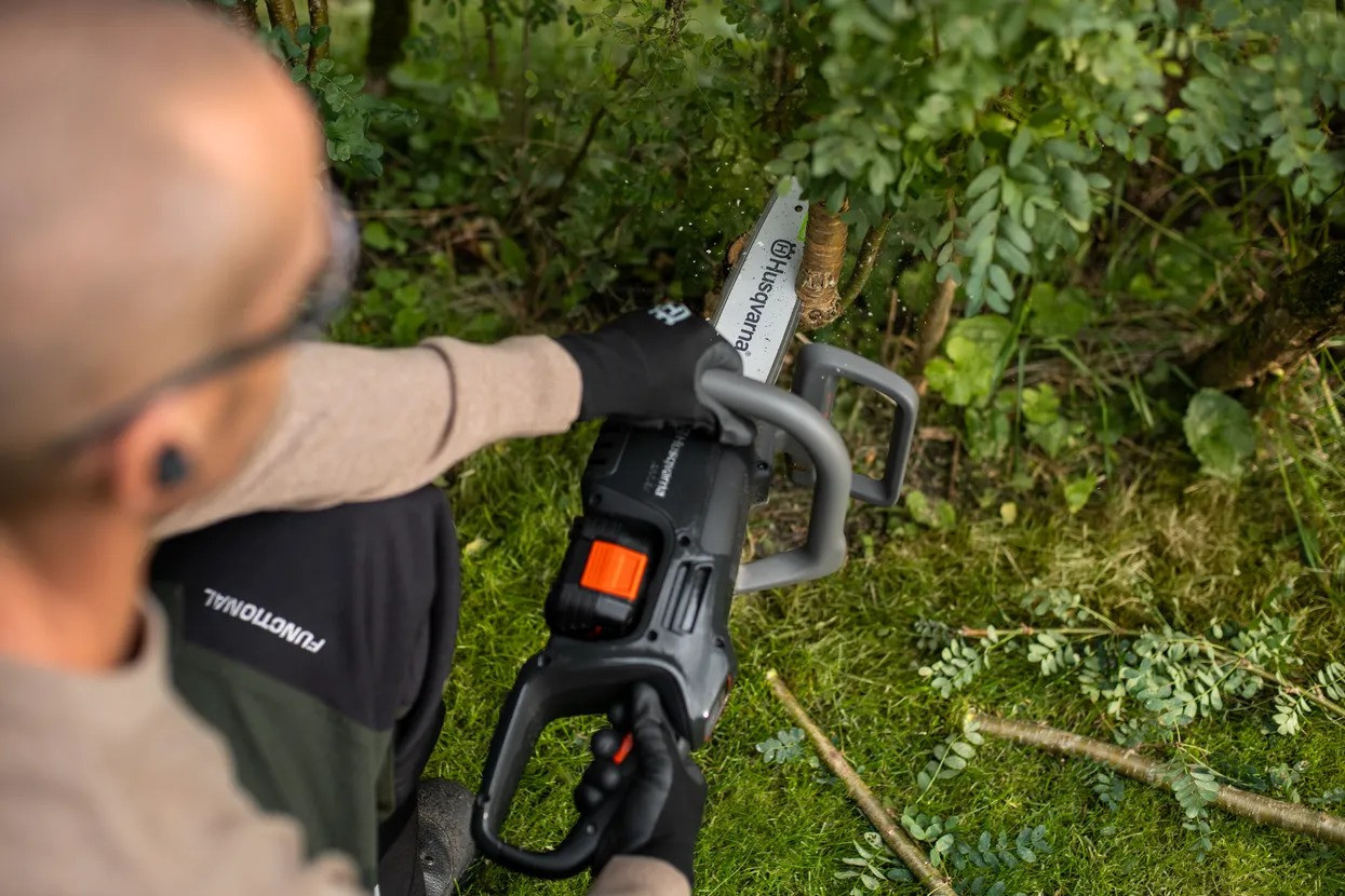 Husqvarna ASPIRE™ C15X-P4A con batería y cargador