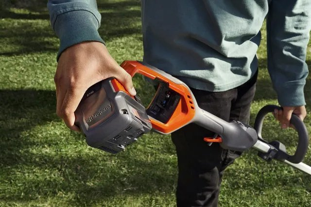 Husqvarna 220iR Trimmer a batería