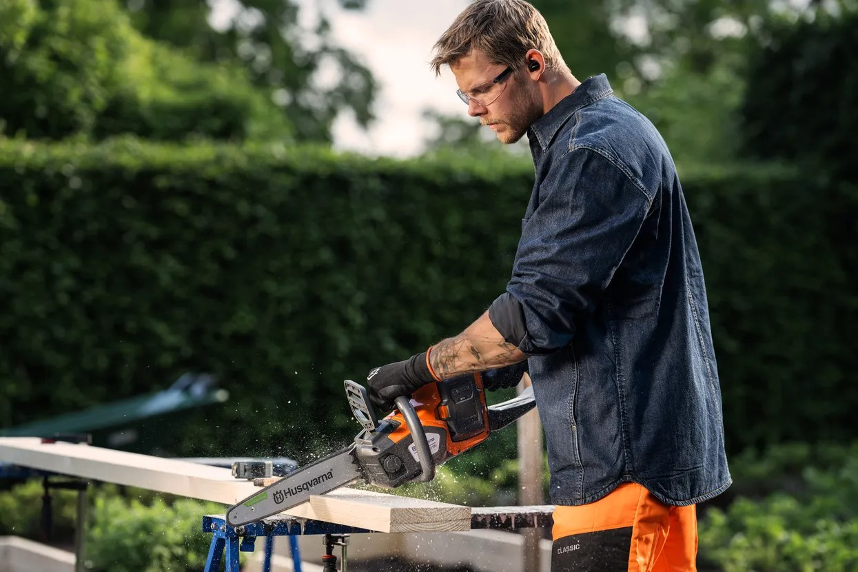 Husqvarna 215i motosierra a batería con batería y cargador