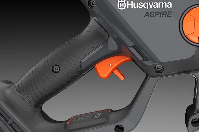 Husqvarna Aspire™ P8X-P4A con batería y cargador
