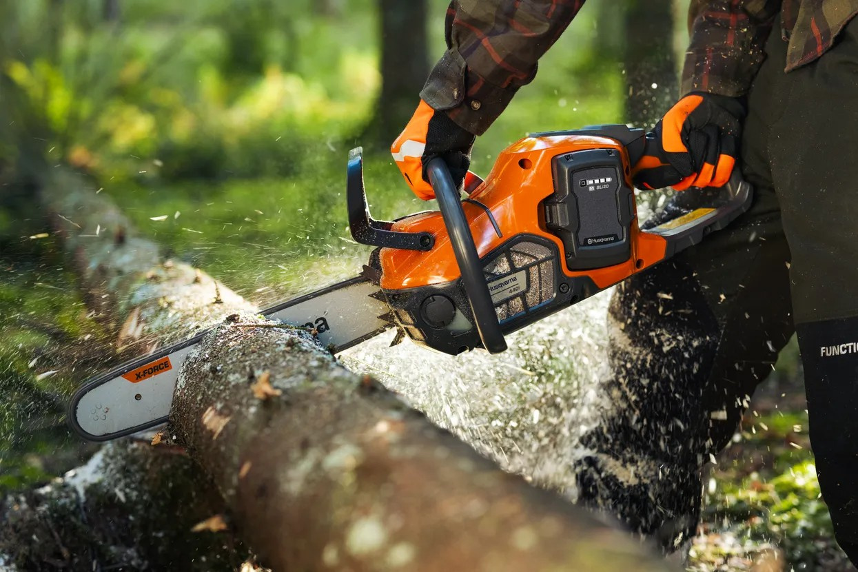Motosierra a batería Husqvarna 440i con batería y cargador