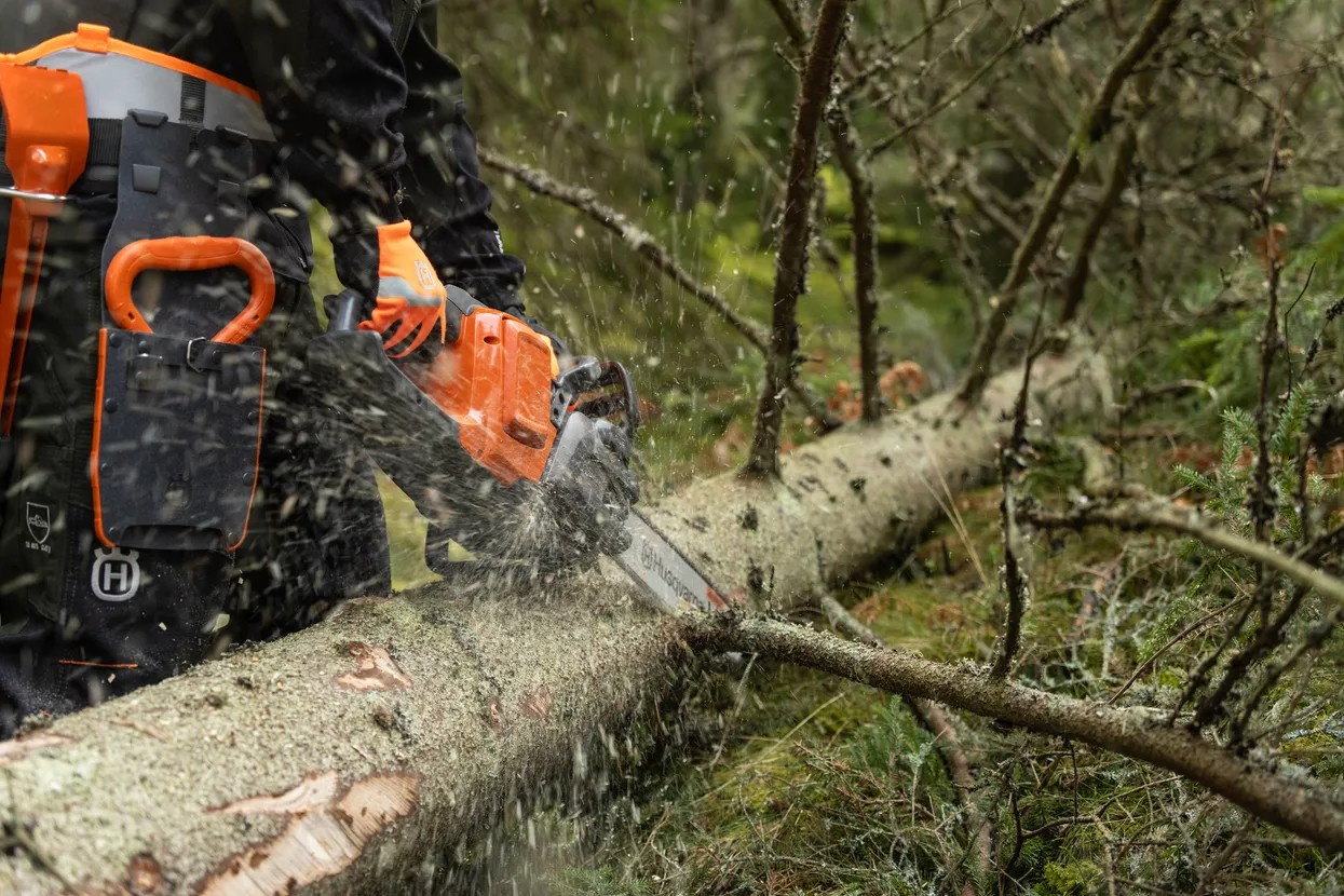 Motosierra a batería Husqvarna 440i con batería y cargador